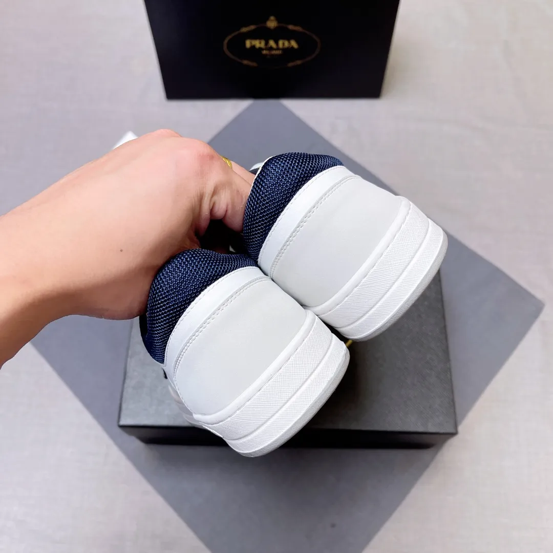 P400 Prada Prada's new men's leather sneakers, the highest version on the market, any comparison is welcome🆚! The original leather has excellent texture and is super high-end! Fetal sheep net lining imported from Italy, removable pad! Luxurious materials and fine workmanship, highly recommended! Code number 38-45 No. 058